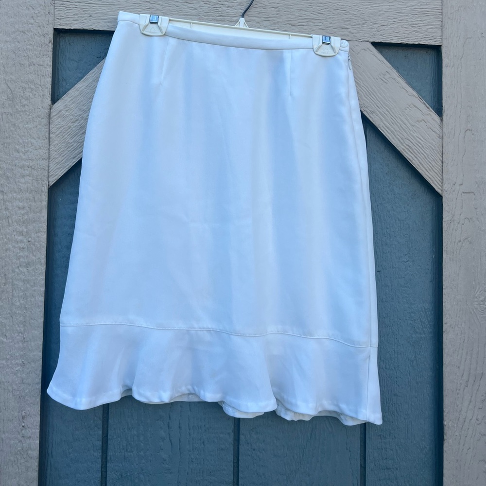 White skirt fully lined size 6 by Karen Scott